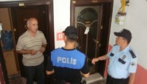 POLİSLER 2 SAATTE 100 KAPI ÇALDI
