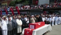 ORMANLI ŞEHİDİNİ BAĞRINA BASTI
