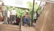 ENGELLİ VATANDAŞ RAMPAYA TAKILDI