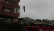 HALI YÜKSEK GERİLİM HATTINA TAKILDI