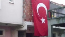 ŞEHİT EVİNE BAYRAK ASILDI