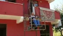 ENGELLİ, EVİNE VİNÇ  İLE ÇIKIYOR