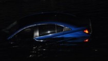OTOMOBİL DENİZE UÇTU