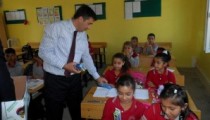 KAYMAKAMDAN ÖĞRENCİLERE  HEDİYE
