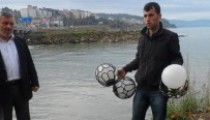 KENDİNİ BİLMEZ KİŞİLER PARKTAKİ LAMBALARI KIRDI
