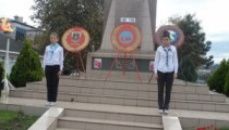 İZCİ KIZLAR SOĞUK HAVAYA RAĞMEN NÖBET TUTTU