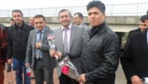 ÖĞRETMENLERE KARANFİL VERDİLER