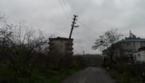 ELEKTRİK DİREKLERİ TEHLİKE ARZEDİYOR