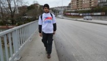 EŞİNE KAVUŞABİLMEK İÇİN YÜRÜYOR