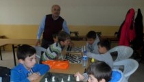EMEKLİ ÖĞRETMEN SATRANÇ KURSU VERİYOR