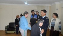 POLİSLER ENGELLİLERİ ZİYARET ETTİ