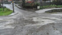 YAĞMUR SULARI YOLU TAHRİP EDİYOR