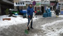 ALAPLI’DA ESNAFTAN KAR TEMİZLİĞİ
