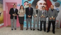 ÖĞRETMENLERE PLAKET VERDİ