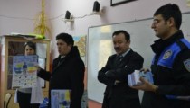 EMNİYET  ÖĞRENCİLERE TAKVİM DAĞITTI