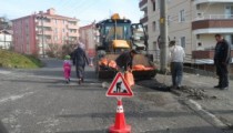 BOZULAN YOLLARA YAMA YAPILIYOR