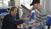 YARALI BALIKÇIL KUŞUNU TEDAVİ ETTİRDİ