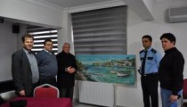 YAPTIĞI 150.TABLOYU EMNİYETE HEDİYE ETTİ