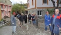 ORTACI KÖYÜNDE EMEKLİ VATANDAŞLAR KÖY İÇİN ÇALIŞIYORLAR