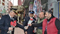 POLİSLER HALKA KARANFİL DAĞITTI