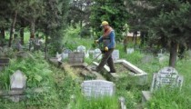 MEZARLIKLAR TEMİZLENİYOR