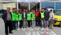 ÖĞRENCİLER PAZAR ALIŞVERİŞİ YAPANLARA YARDIMCI OLDU