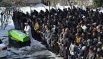 OĞLU TARAFINDAN ÖLDÜRÜLEN BABA TOPRAĞA VERİLDİ