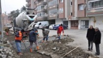 MAHALLE ARASINDA BOZULAN YOLLAR ONARILIYOR