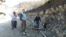 BU KÖYDE, KÖY İŞLERİNDE GENÇ İHTİYAR ÇALIŞIYOR