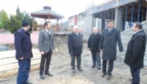 KAYMAKAM KASIMLI’DAKİ OKUL İNŞAATINI İNCELEDİ