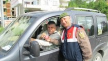 JANDARMA TRAFİK TİMLERİ HEDİYE DAĞITTI