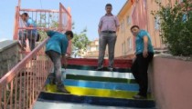 OKULUN MERDİVENLERİNİ RENGARENK YAPTILAR