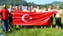 PEHLİVANLAR TÜRK BAYRAĞI AÇTI