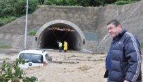 SEL NEDENİYLE TÜNELLER TRAFİĞE KAPANDI