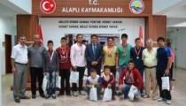 KAYMAKAM GÜREŞÇİLERİ TEBRİK ETTİ