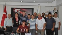GÜREŞÇİLERDEN BAŞKANA ZİYARET