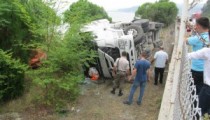 SAÇ YÜKLÜ TIR DEVRİLDİ SÜRÜCÜ AĞIR YARALI