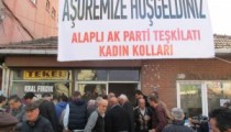 AK PARTİLİ KADINLAR AŞURE DAĞITTI