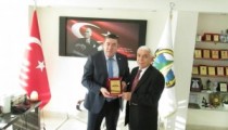 BELEDİYE BAŞKANINA TEŞEKKÜR PLAKETİ VERDİ
