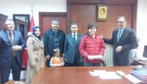 KAYMAKAMDAN BİRİNCİ OLAN ÖĞRENCİYE ÖDÜL