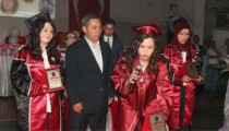 İKİNCİ YAPILINCA PLAKETİ YERE BIRAKTI