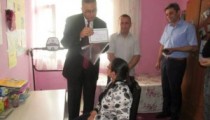 KARNESİNİ EVİNDE ALDI
