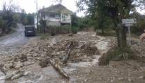 SEL KÖY YOLLARINI KAPATTI