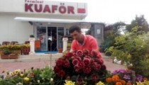 İŞYERİNİN ÖNÜNÜ  ÇİÇEK BAHÇESİNE ÇEVİRDİ