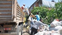 EVDEN BİR KAMYON ÇÖP ÇIKTI