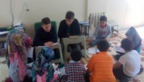 İMAM HATİP ÖĞRENCİSİ GÖNÜLLÜ KURAN ÖĞRETİYOR