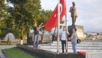 GAZETECİLERDEN BAYRAK HASSASİYETİ