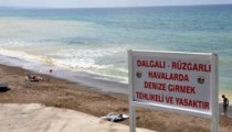 RÜZGARLI VE DALGALI HAVADA DENİZE GİRMEK YASAK