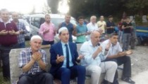 ARİFE GÜNÜ MEZARLIKTA DUA YAPTILAR