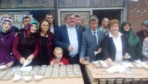 VATANDAŞLARA AŞURE DAĞITTILAR